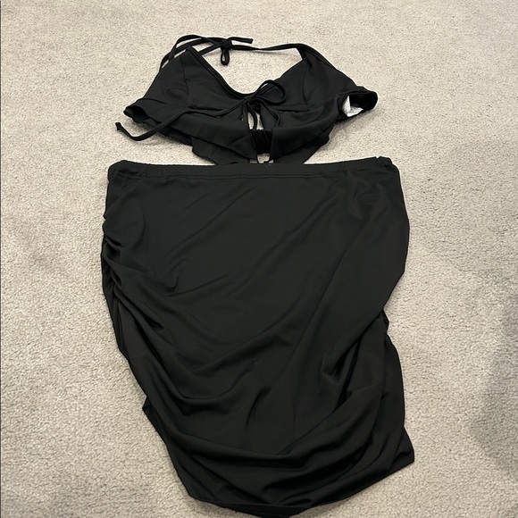 2 piece crop and black skirt - Picture 4 of 4